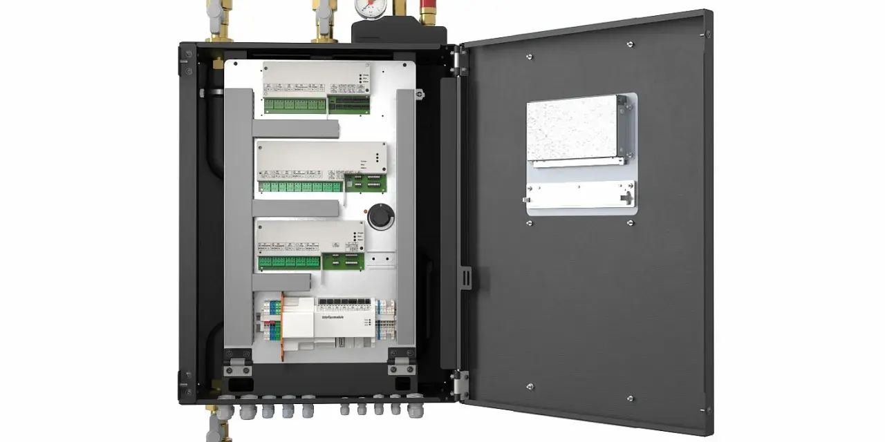 Wnętrze hydroboxu pompy ciepła z modułami sterującymi i przyłączami hydraulicznymi.