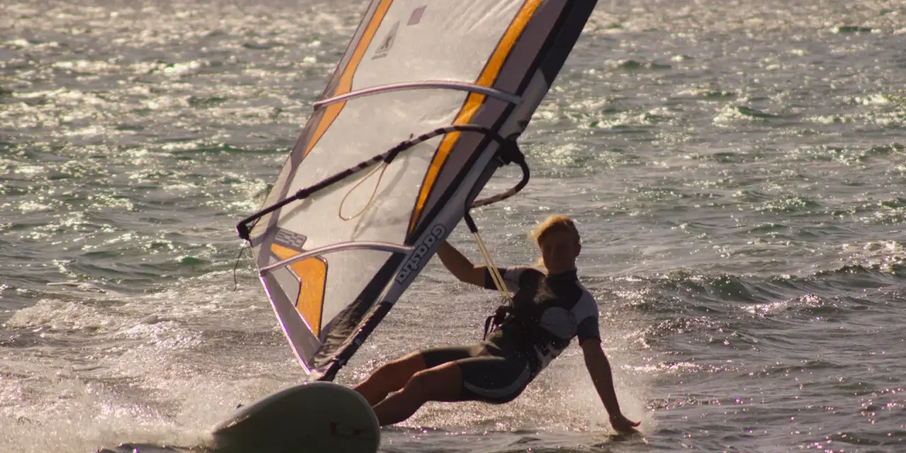 Windsurfing: Opanuj ślizg! Przewodnik do Twojego pierwszego lotu