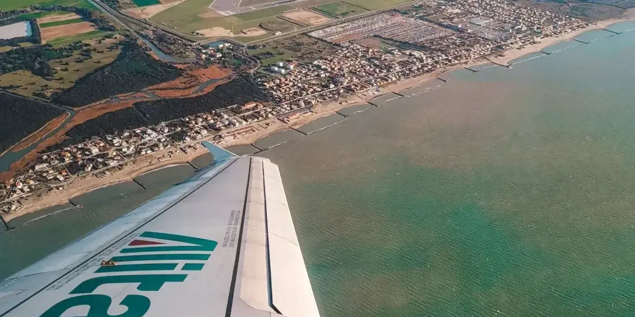 Widok z samolotu Alitalia na wybrzeże Włoch. Zastanawiasz się, ile się leci do Włoch?