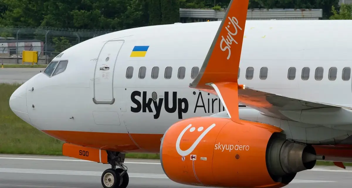 Samolot SkyUp Airlines na płycie lotniska. Czy warto lecieć? Sprawdź opinie!
