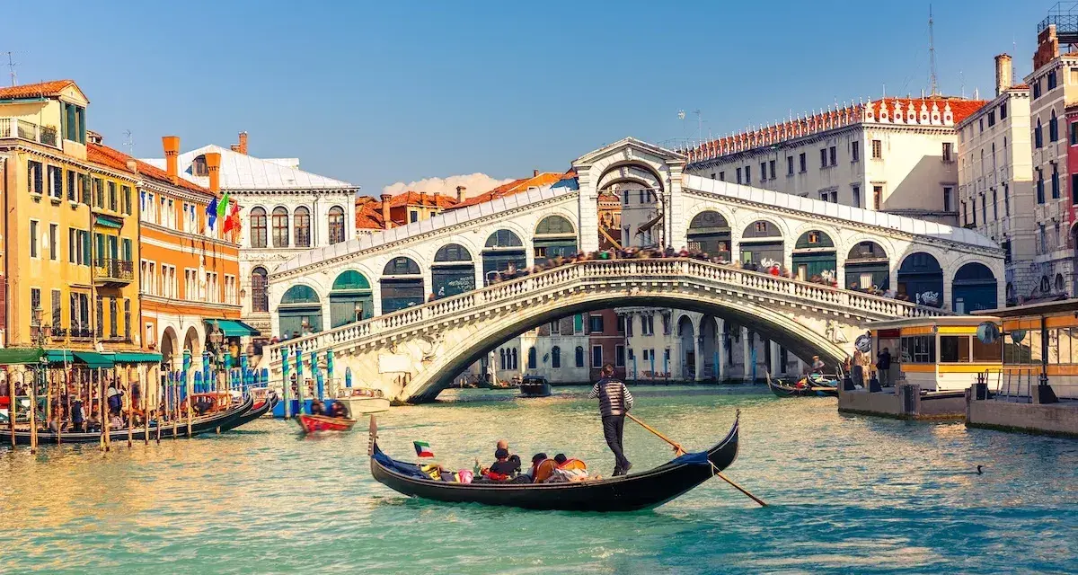 Gondola sul Canal Grande, sotto il Ponte di Rialto, un esempio di come Venezia è stata costruita sull'acqua.