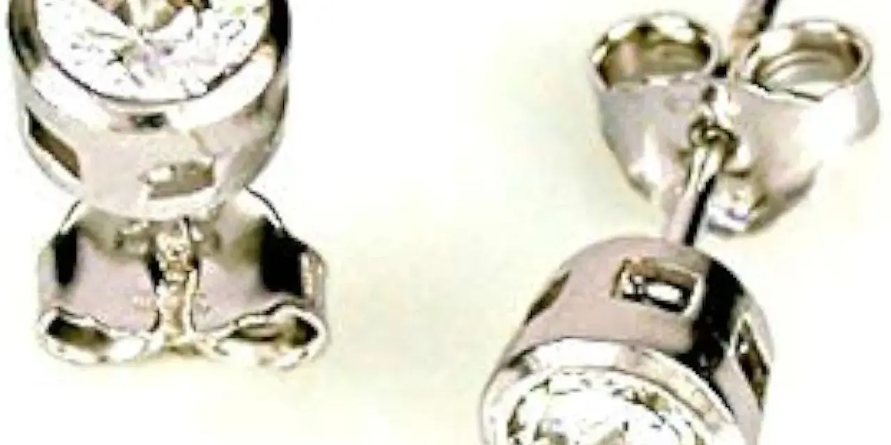 Orecchini in oro bianco 925 con brillanti. Un gioiello che esalta il valore e la luminosità.