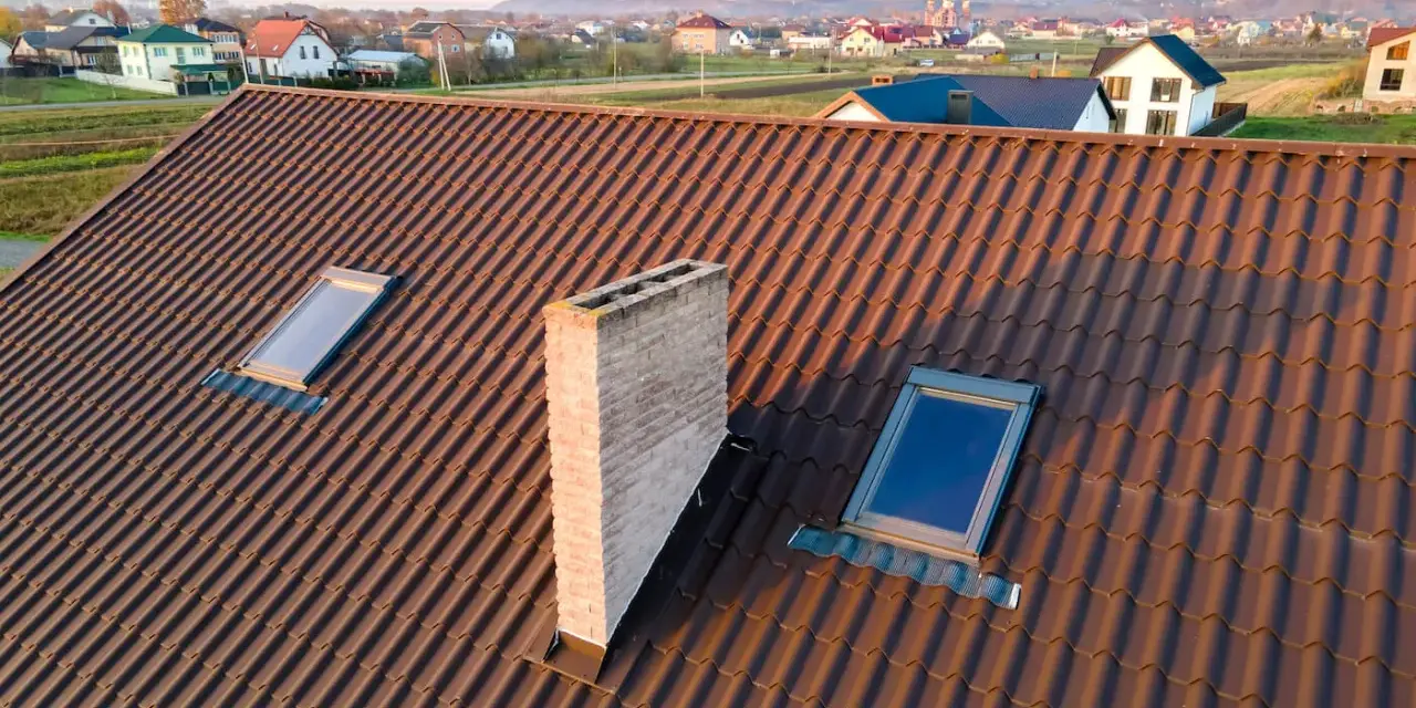 Dachówka ceramiczna, dwa okna dachowe i komin. Czy wybicie okna wymaga pozwolenia na budowę?