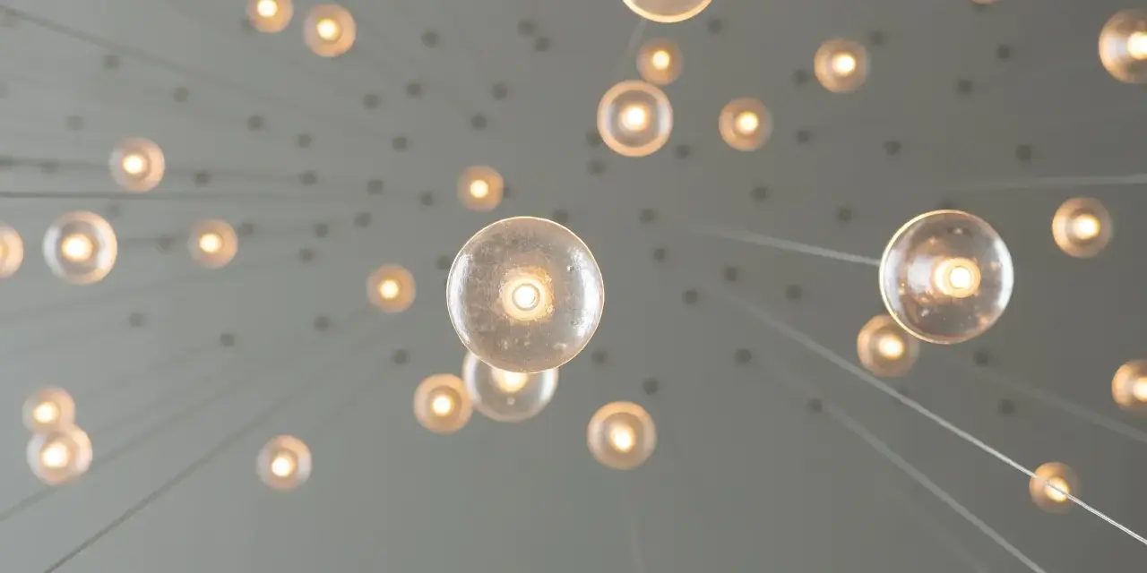 Många glödlampor hänger från taket. Tänk att byta halogen till LED för att spara energi.