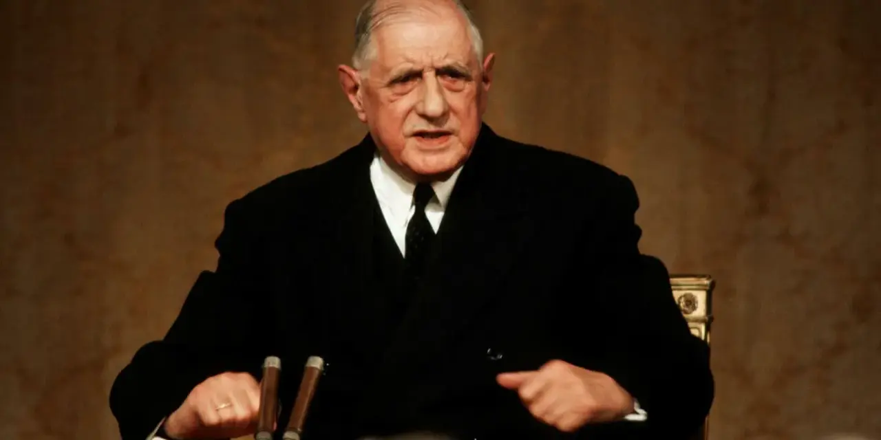 Charles de Gaulle, en costume sombre, s'exprime avec passion. Sa stature imposante et son regard déterminé marquent l'histoire.