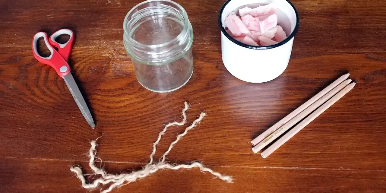 Nożyczki, słoik, sznurek i kawałki tłuszczu – oto, z czego zrobić knot do świeczki.
