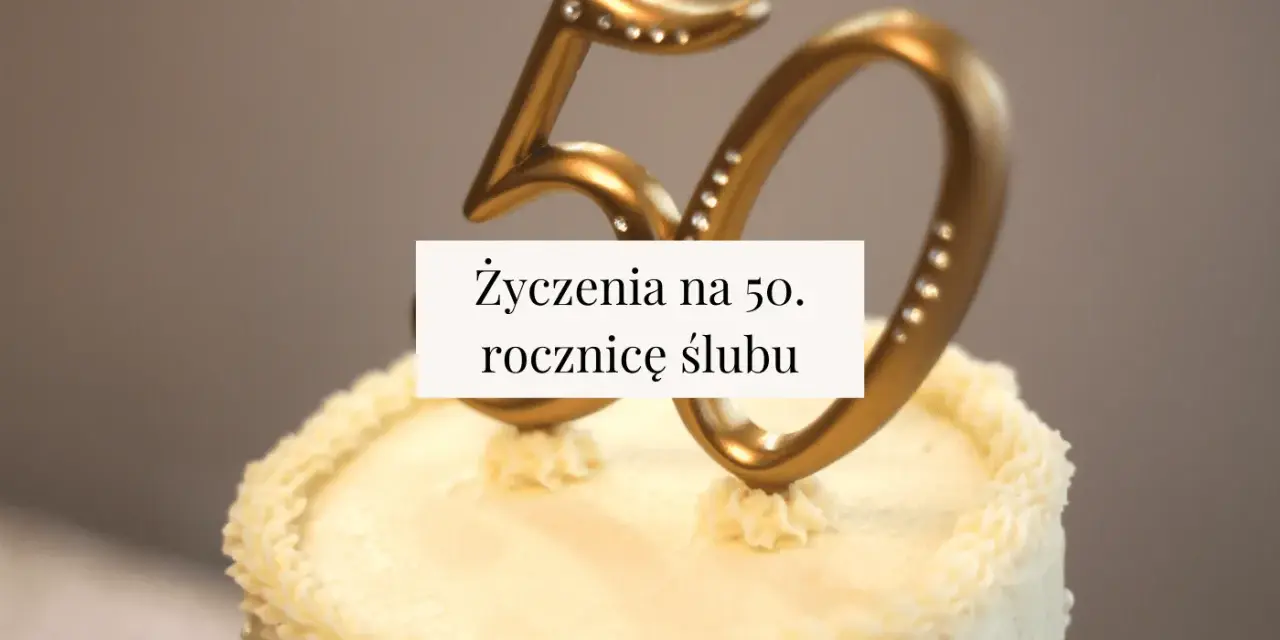 Złote cyfry "50" na torcie z kremem, ozdobione kryształkami. Napis: "Życzenia na 50. rocznicę ślubu".