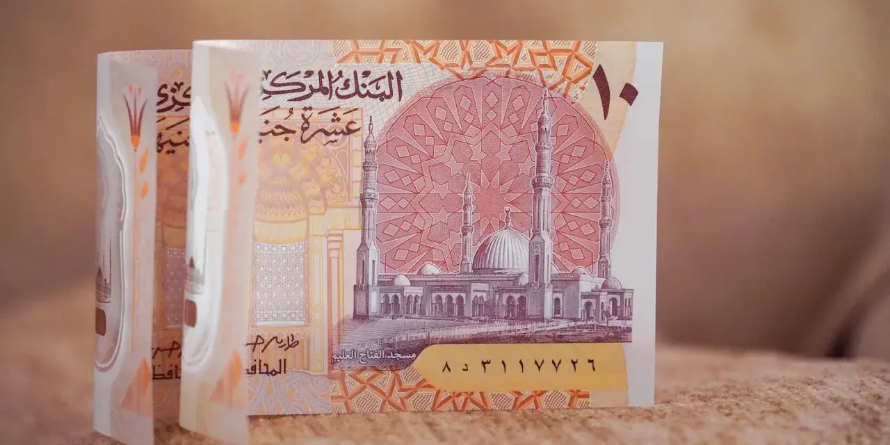 Egipskie funty, a nie dolary, są walutą w Egipcie. Na banknocie widoczny jest meczet.