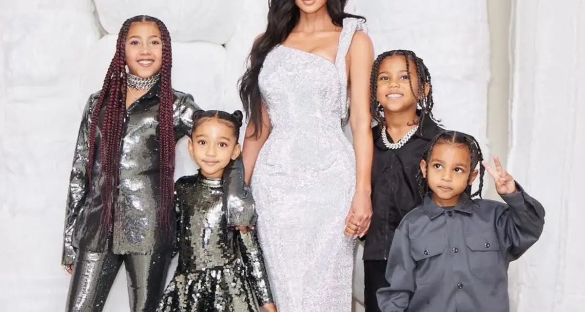 Kim Kardashian z dziećmi w błyszczących strojach. North, Saint, Chicago i Psalm pozują do rodzinnego zdjęcia.