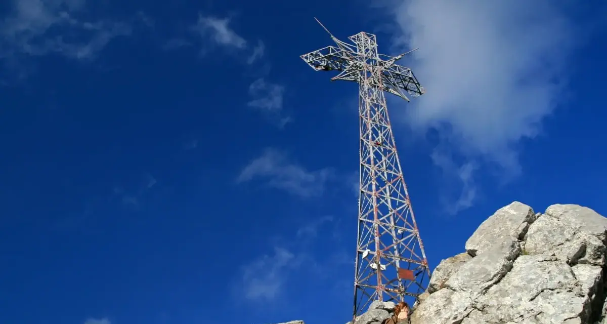 Giewont: imponujący krzyż na szczycie, symbol Tatr. Jego wysokość robi wrażenie na tle błękitnego nieba.