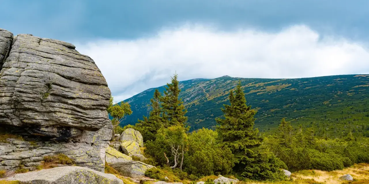 Góry Karkonosze, Czechy, co warto zobaczyć blisko granicy: skalne formacje, lasy i szczyty. Idealne miejsce na wędrówkę.