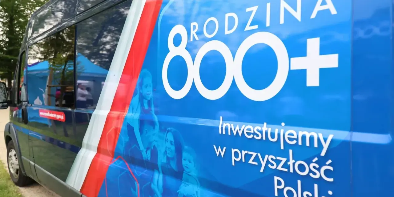 Niebieski van z napisem "RODZINA 800+" i hasłem "Inwestujemy w przyszłość Polski". To nie jest likwidacja 800 plus, a promocja programu.