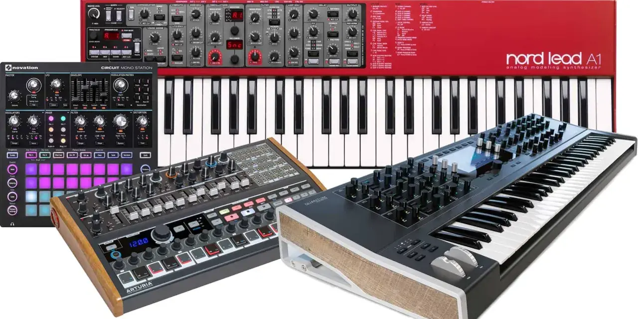 Verschiedene Synthesizer-Keyboards: ein roter Nord Lead A1, ein schwarzer Arturia Circuit und ein weiterer schwarzer Synthesizer mit Holzdetails.
