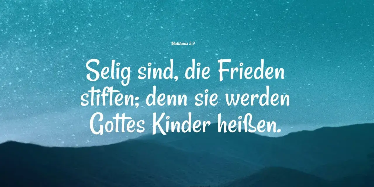 Himmelblau mit Sternen und Bergen. Weiße Schrift: "Selig sind, die Frieden stiften; denn sie werden Gottes Kinder heißen." Matthäus 5,9.