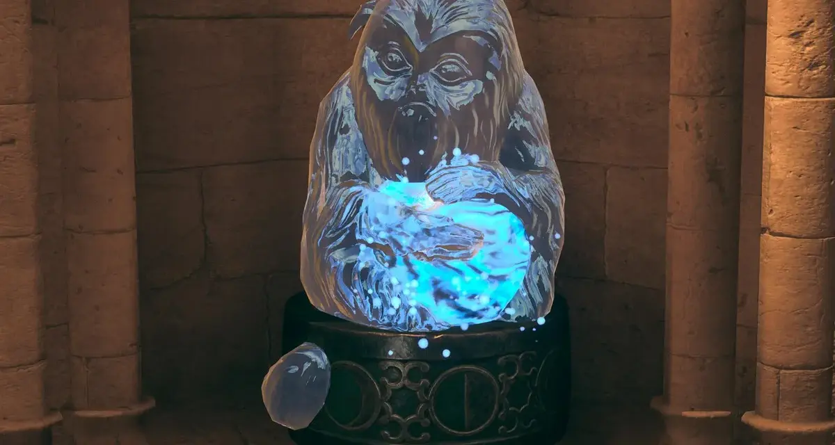 Figura de hielo con energía azul brillante, como el hombre de las lunas en Hogwarts Legacy, sobre un pedestal decorado.