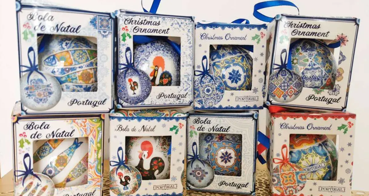 Co kupić w Portugalii? Piękne bombki choinkowe "Bola de Natal" z motywami azulejos, koguta i ryb.