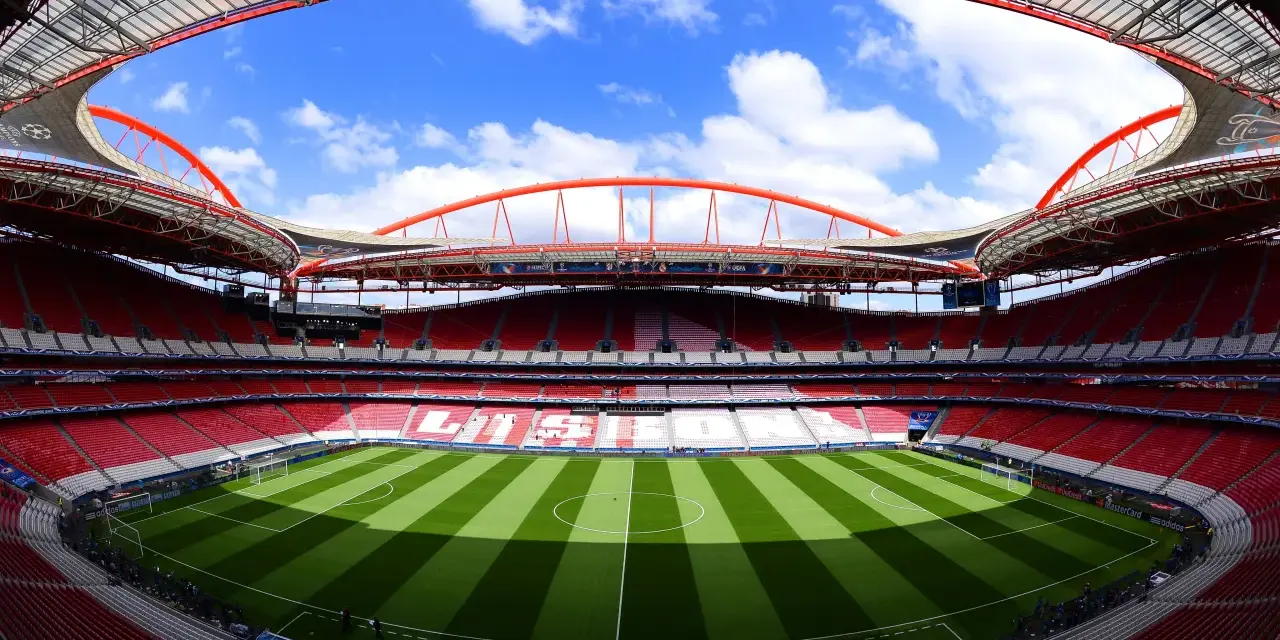 Stadion Estádio da Luz w Lizbonie, gotowy na emocje, kiedy mecze Ligi Mistrzów 2020.