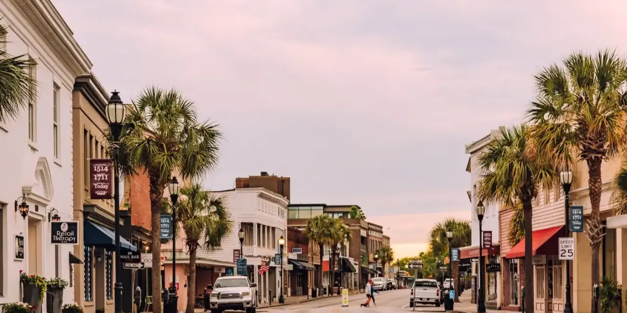 A charming street scene in Beaufort, SC, with palm trees lining the sidewalks and historic buildings. Perfect for exploring all the things to do in Beaufort, SC.