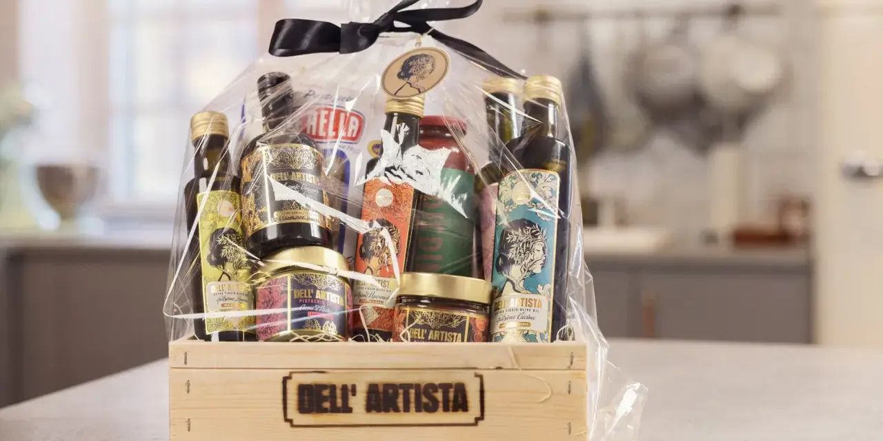En vacker korg till present fylld med italienska delikatesser som olivolja och balsamvinäger. Perfekt för matälskaren.
