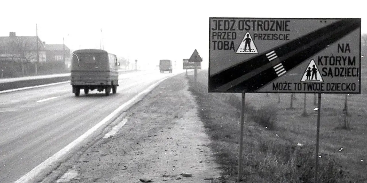Znak na gierkówce ostrzega: "Jedź ostrożnie przed tobą przejście, na którym są dzieci. Może to twoje dziecko".