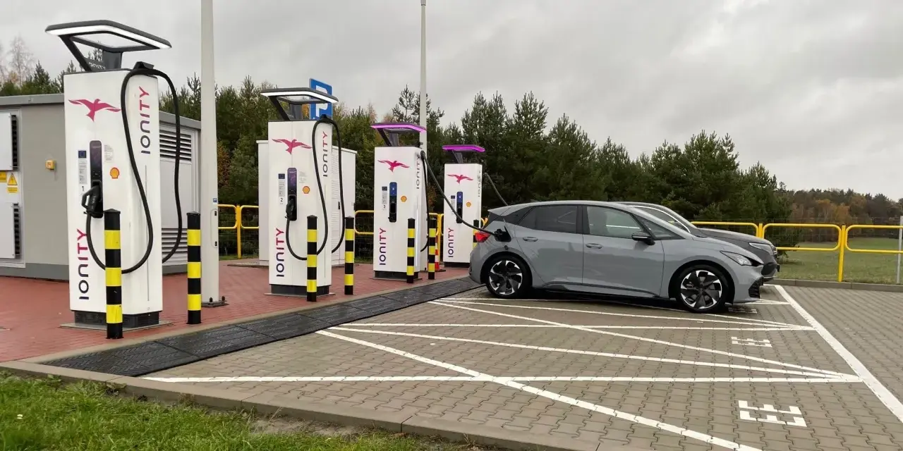 Szara Skoda Enyaq ładuje się na stacji Ionity Polska. Obok kolejne ładowarki i samochody elektryczne.