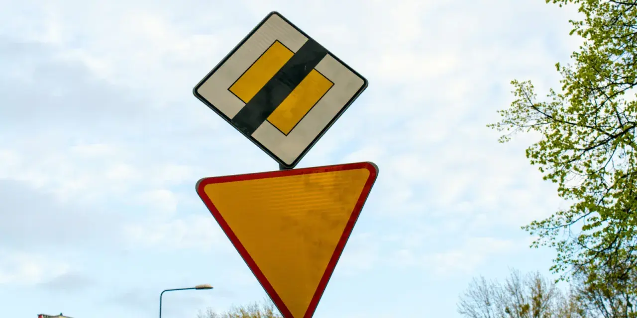 Znak "ustąp pierwszeństwa" i znak "koniec drogi z pierwszeństwem" informują o skrzyżowaniu z drogą podporządkowaną.