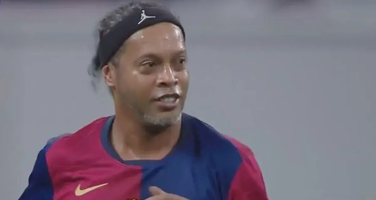 Ronaldinho w koszulce Barcelony, z opaską na głowie. Wszyscy fani zastanawiają się, czy Ronaldinho żyje, a on wciąż gra w piłkę!