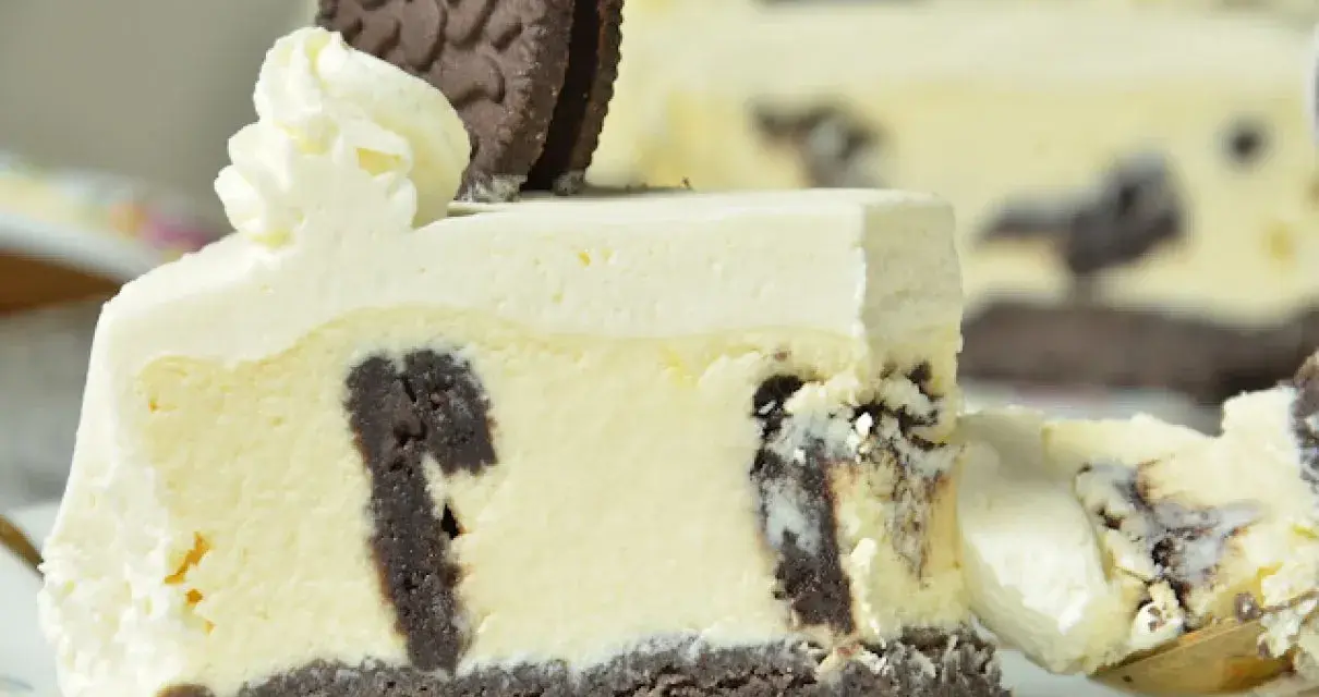 Pyszny sernik Oreo z kawałkami ciastek, idealny na deser. Ten sernik Oreo przepis to strzał w dziesiątkę!