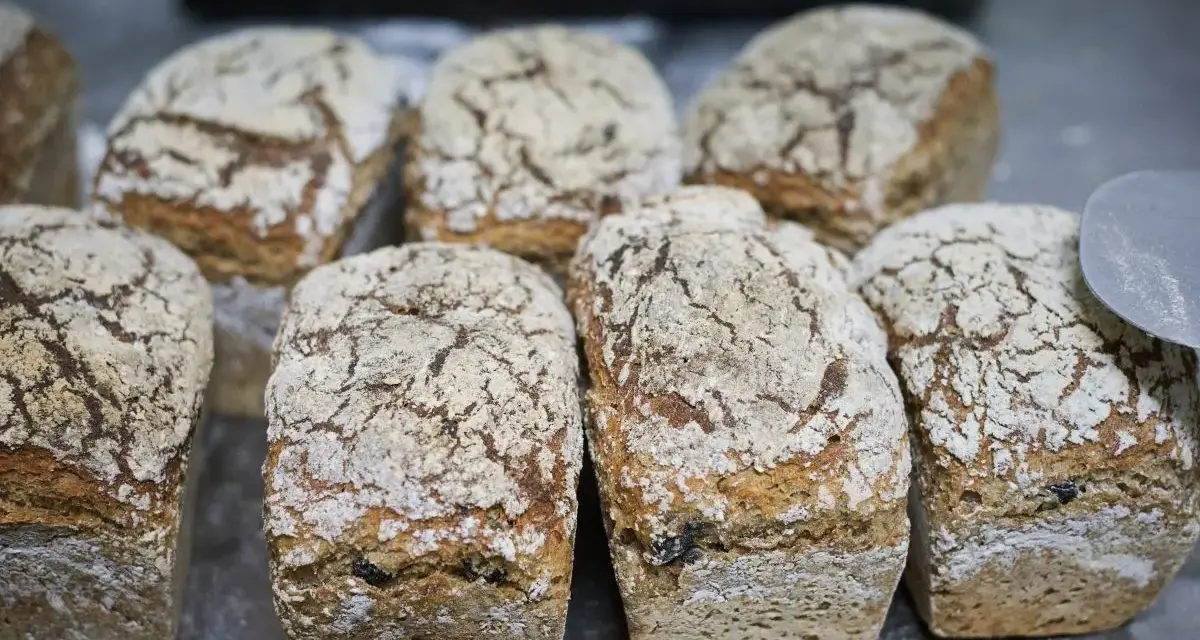 Świeżo upieczone bochenki chleba, idealne na domowy przepis. Ich chrupiąca skórka i miękki środek zachęcają do spróbowania.