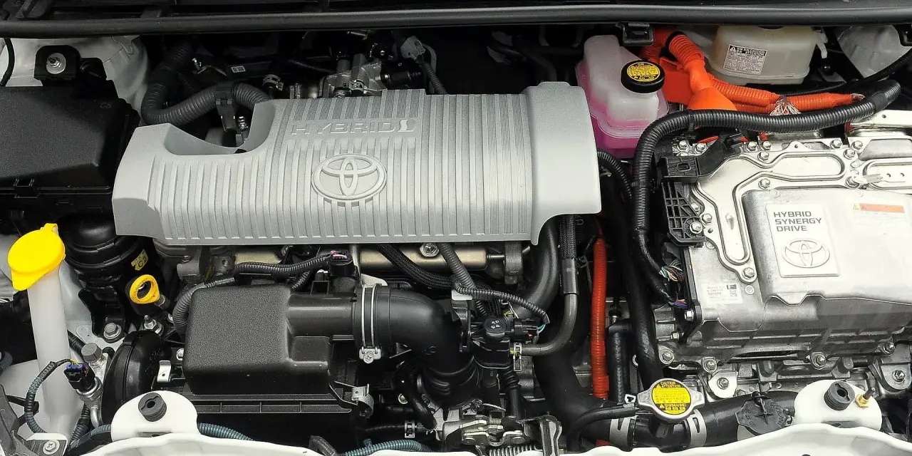Silnik hybrydowy Toyoty Yaris 3 z napisem "HYBRID SYNERGY DRIVE".