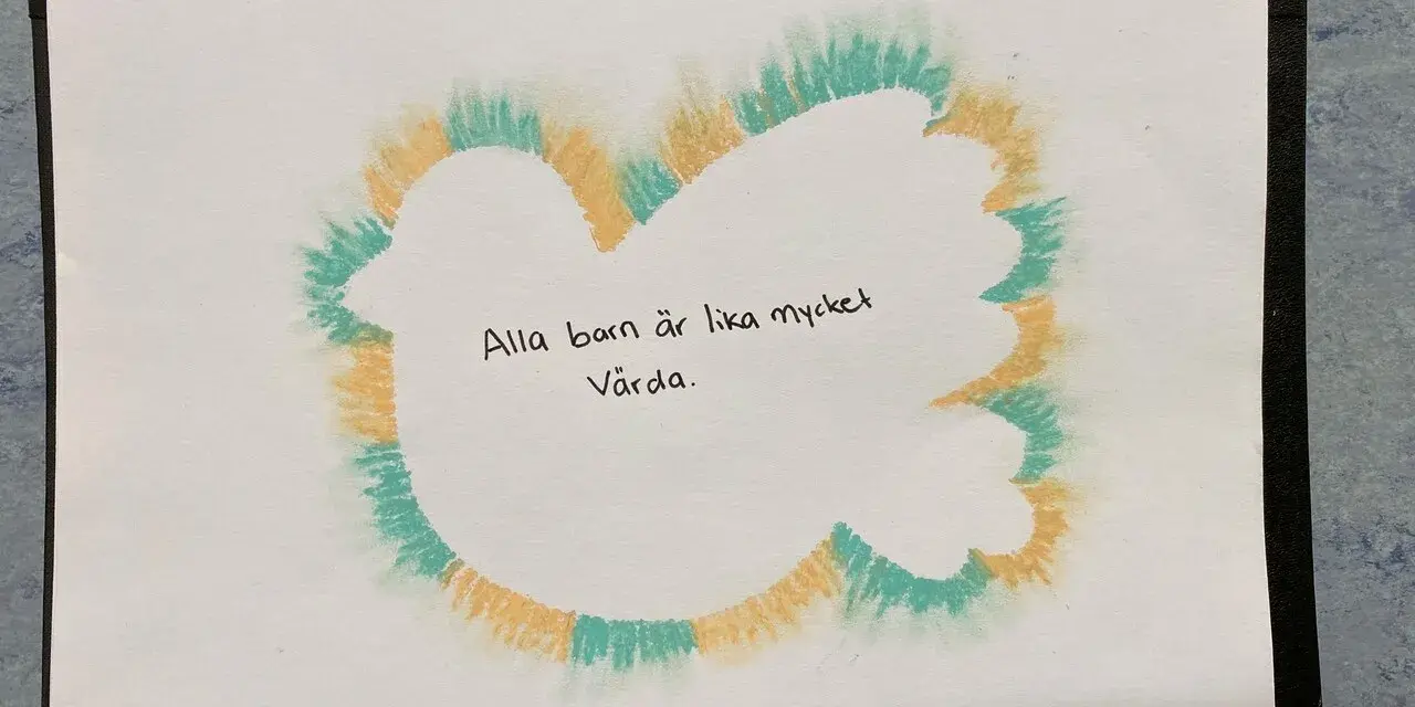 En fredsduva mall med texten "Alla barn är lika mycket värda." i mitten, omgiven av orange och turkosa färger.
