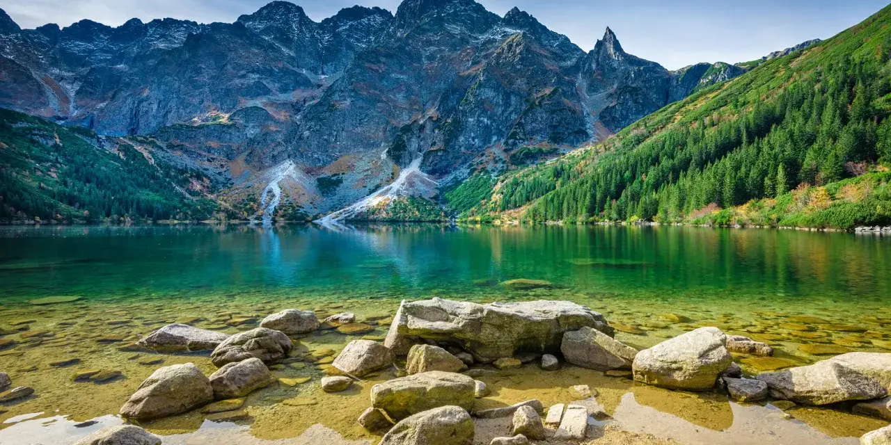 Morskie Oko, jedno z najpiękniejszych miejsc w Polsce na weekend, zachwyca krystalicznie czystą wodą i majestatycznymi Tatrami.