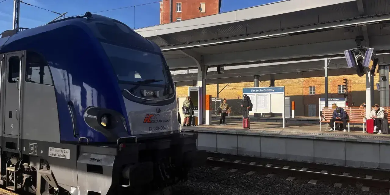 Pociąg PKP Intercity na stacji Szczecin Główny. Ludzie czekają na peronie, gotowi do podróży.