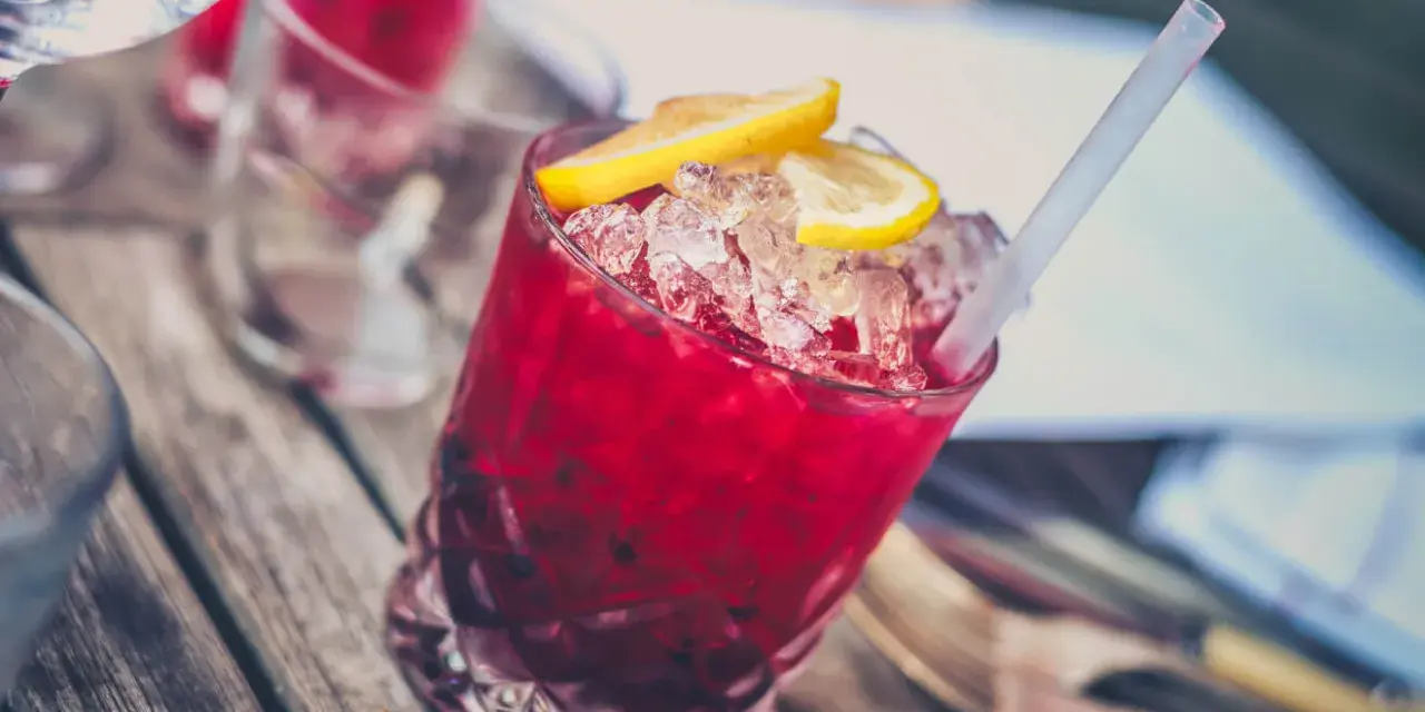 Najlepsze drinki z grenadiną: proste przepisy na letnie wieczory