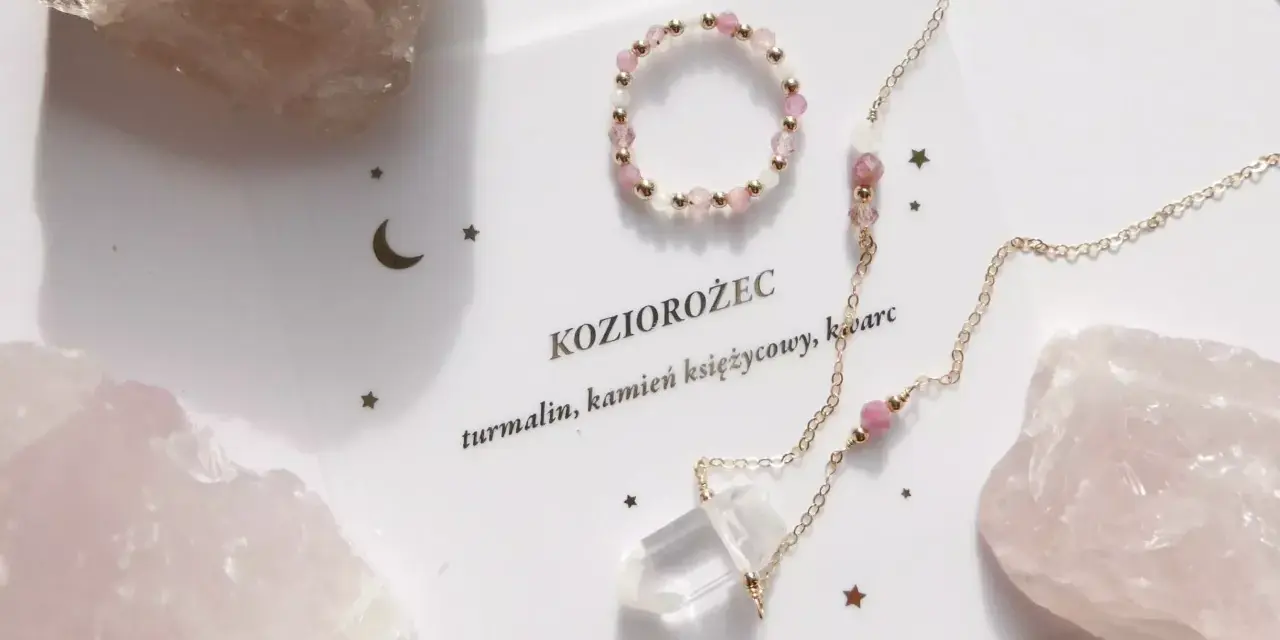 Delikatna biżuteria z kryształem i różowymi kamieniami, idealna dla Koziorożca. Czy to onyks dla jakiego znaku zodiaku?