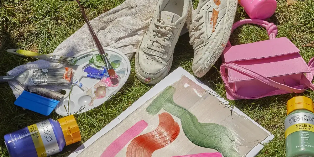 Pinceaux, palette, toiles et baskets sur l'herbe. Combien de couche de gesso sur une toile ? Difficile à dire, mais l'inspiration est là !