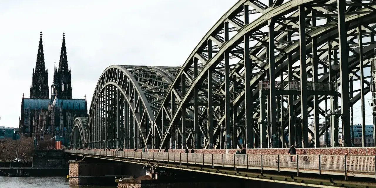 Most Hohenzollernbrücke w Kolonii, z widocznym w tle Kölner Dom. Most jest pełen kłódek miłości.