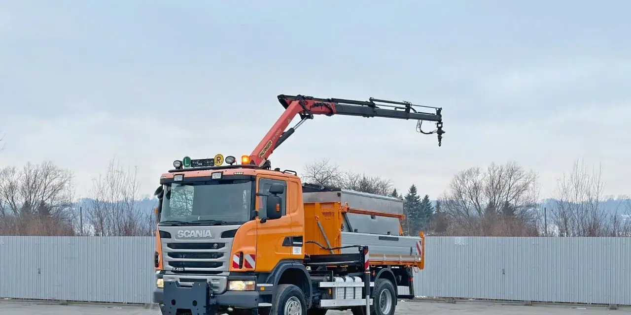 Pomarańczowy **Scania R420** z HDS gotowy do pracy. Ciężarówka z podnośnikiem hydraulicznym i skrzynią ładunkową.