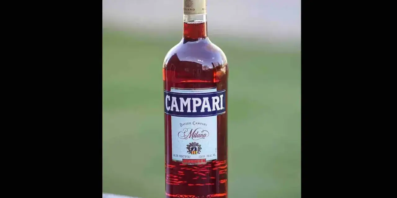 Butelka Campari, czerwonego likieru z Mediolanu, idealna do drinków. Campari co to? To klasyka!