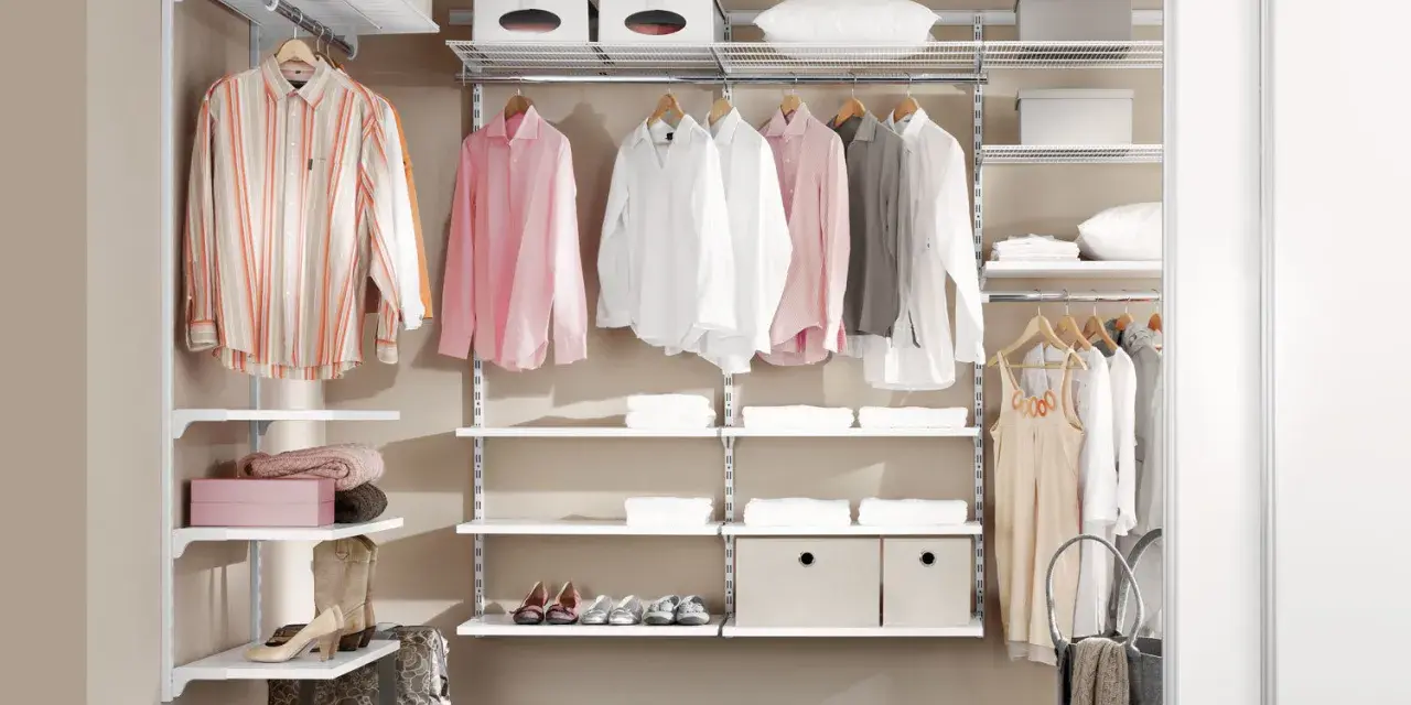 Clevere kleine Ankleidezimmer Ideen: Hemden, Kleider, Schuhe und Boxen ordentlich verstaut.