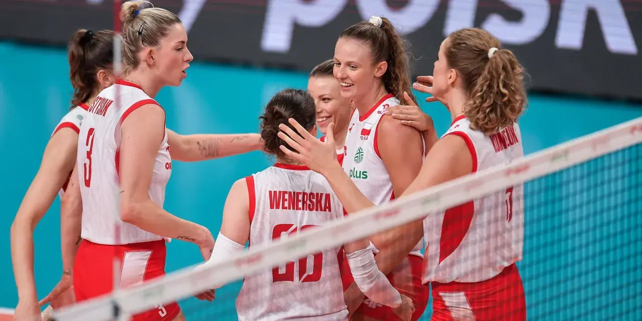 Siatkarki reprezentacji Polski świętują zwycięstwo. Uśmiechnięte zawodniczki w biało-czerwonych strojach otaczają się nawzajem.