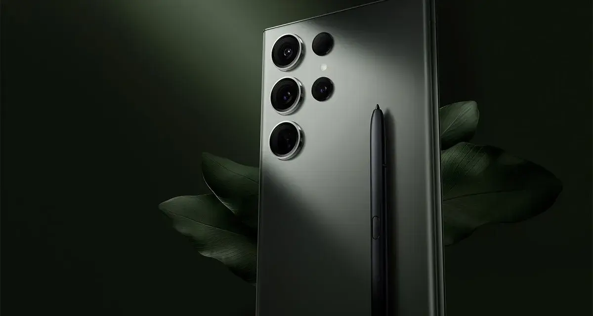 Elegancki samsung s23 aparat z piórkiem S Pen, otoczony ciemnozielonymi liśćmi.