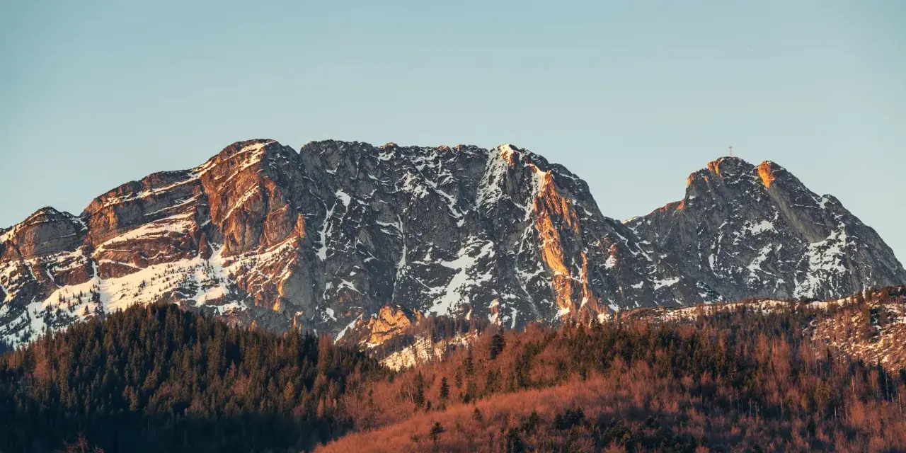 Giewont: Ile metrów ma Śpiący Rycerz? Bezpieczne wejście i legendy