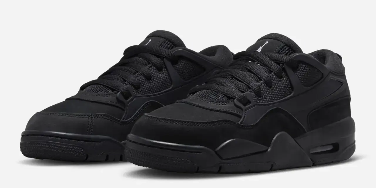 Scarpe Nike J4 completamente nere, con tomaia in pelle scamosciata e mesh, perfette per un look audace.