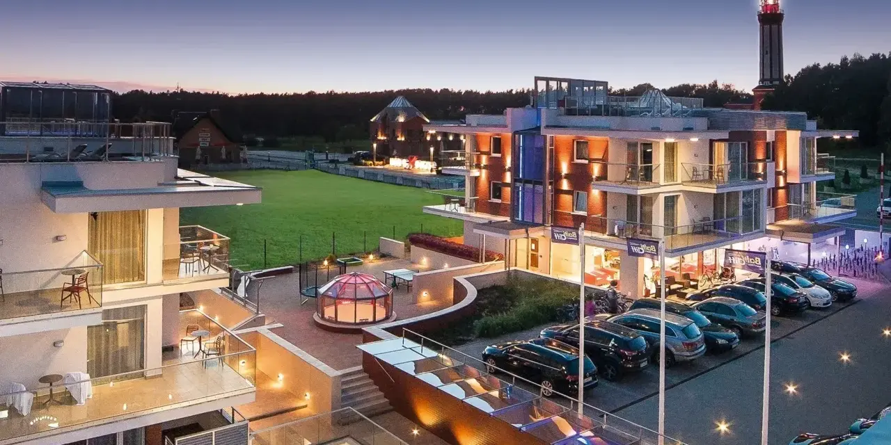 Nowoczesne baltic cliff apartamenty z widokiem na latarnię morską. Luksusowy wypoczynek nad morzem.