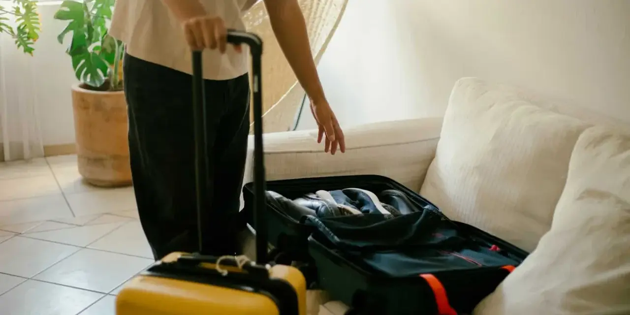 Pakowanie walizek, by dowiedzieć się, jak dokupić bagaż w Ryanair.