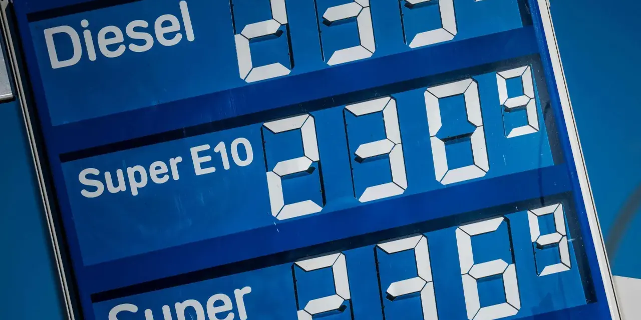 Preisschild an einer Tankstelle: Diesel 2,359€, Super E10 2,309€, Super 2,369€. Nicht jedes Auto kann E10 tanken.
