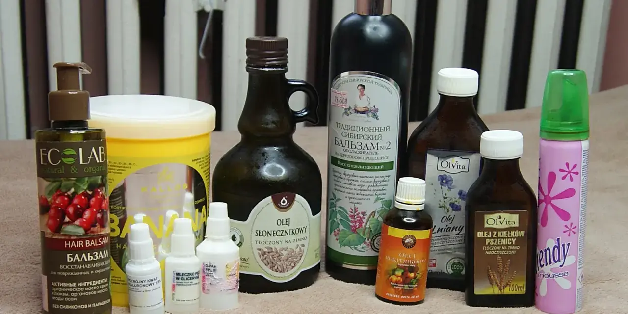 Kolekcja kosmetyków, w tym balsam do włosów i olejki, które pomogą w pielęgnacji kręconych włosów.