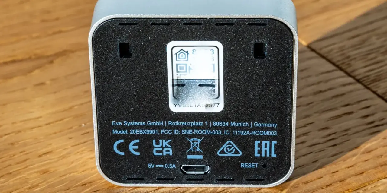 Rückseite eines Eve Systems Geräts mit QR-Code und Reset-Knopf. Modell SNE-ROOM-003.