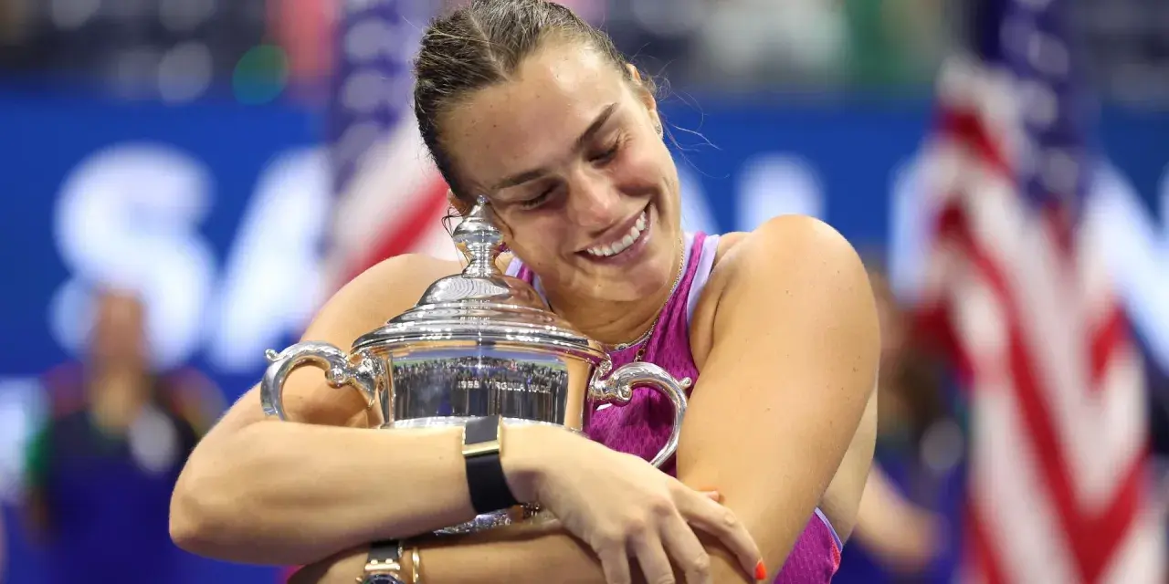 Sabalenka abraza su trofeo, un símbolo de sus logros en los Grand Slams.